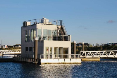 Schwimmendes Ferienhaus auf der Ostsee mit Bootsliegeplatz direkt am Haus