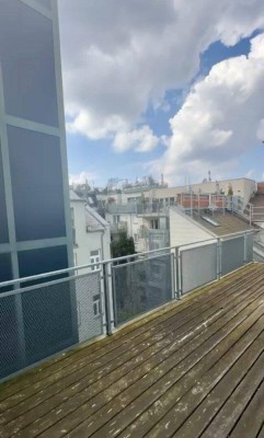 Helle und Ruhige Dachgeschoss- Wohnung mit Garagenplatz und großer Terrasse* Nähe der zukünftigen U2- Station