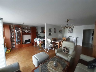 Attraktive 3,5-Zimmer-Wohnung mit Terrasse, Hobbyraum und Tiefgaragenstellplatz