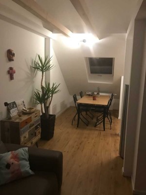 Stilvolle, neuwertige 2,5-Zimmer-DG-Wohnung mit EBK und Galerie in Stuttgart