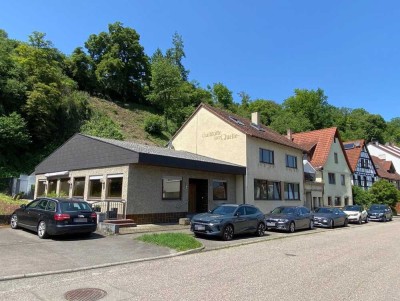 Wohnhaus mit zwei Wohnungen und ehemaligem Gasthaus zur Ausbaureserve oder für Gewerbe in Eberdingen