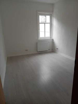 Neu Renovierte 3.Zimmerwohnung-Küche-Bad-Wintergarten