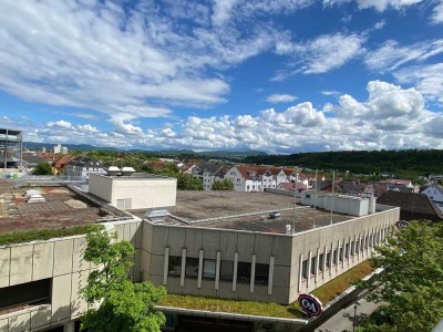 City­-Wohnung mit Aufzug und Ausblick! Renoviert! Sonnige Dachterrasse! EBK!