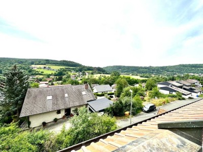 RESERVIERT!
Unverbaubarer Panoramablick!
Großzügige 4-Zimmer-Wohnung im Dachgeschoss vor den Toren