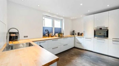 Lichtdurchflutete Wohnung mit Keller und Dachboden zu vermieten