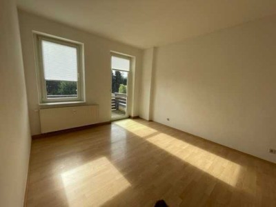 Zweiraumwohnung mit Südbalkon, eigenem Garten und Hundezwinger