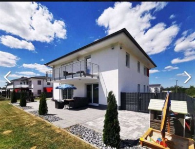 Exklusive, neuwertige 4,5-Raum-Terrassenwohnung mit geh. Innenausstattung mit Balkon