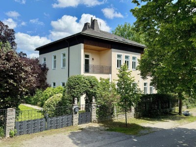Villa mit 3 Wohneinheiten – jetzt noch mitgestalten! Hohe Altbau-Räume, stilvolle Stuckelemente, Fußbodenheizung, Luftwärmepumpe u. v. m.
