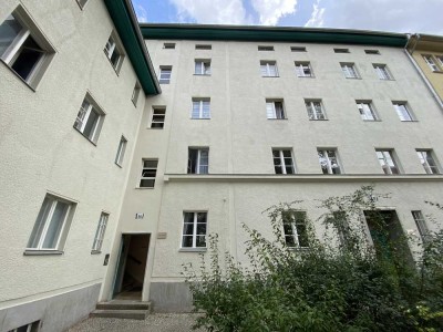 2 Zimmerwohnung mit Wannenbad und Einbauküche