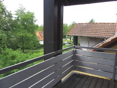Für 1-2 Pers. - Schöne 2-Zi.-Whg. mit EBK, TG-Stellpl. u. S/W-Balkon mit Blick ins Grüne.