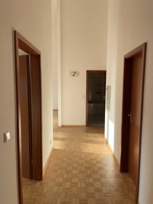 3-Zimmer-Wohnung mit Balkon, Einbauküche und Tiefgaragenstellplatz in Offenbach