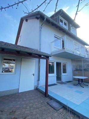 Neuwertiges und bezugsfreies Familienhaus mit Garten und Garage!