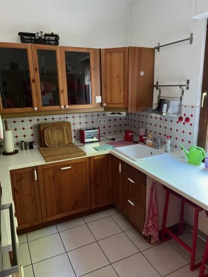 Freundliche 2,5-Zimmer-EG-Wohnung mit kleiner Terrasse und Einbauküche in Leverkusen