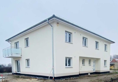 Erstbezug: Doppelhaushälfte! Familienfreundlich + energieeffizient (KfW40+QNG) mit Balkon + Terrasse