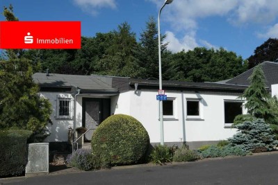 Charmanter Bungalow in Schwalbach-Limes, ruhige Lage, am Park gelegen, Garage, Keller
