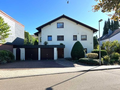 Wohnglück in Bretten! Vielseitiges Zweifamilienhaus mit tollem Garten und Doppelgarage in Bretten