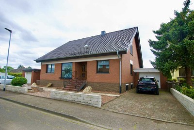 Erftstadt- Erp, großes, freistehendes Einfamilienhaus mit zwei Garagen, 760 qm Grundstück
