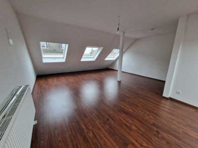 ***HELLE MAISONETTEWOHNUNG***CHARMANT***LICHTDURCHFLUTET***GROßES DACHGESCHOSS***VIELE FENSTER***