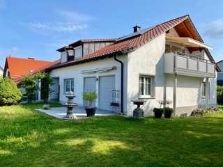 Stilvolle, modernisierte 4,5-Raum-Dachgeschosswohnung mit geh. Innenausstattung mit Balkon und EBK