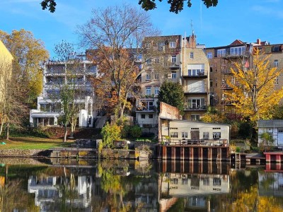 Schöne Altbauwohnung mit Saaleblick, Garten und Pool in Zentrumsnähe! 2 ZKB