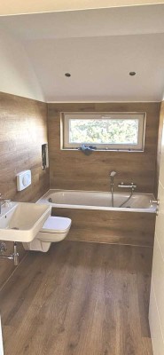Renoviert, 3 Zimmer Wohnung mit  eigenen Gartengrundstück , Stellplatz