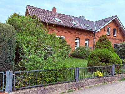 Schmuckstück im Dornröschenschlaf – sanierungsbedürftiges Reihenendhaus mit viel Charme