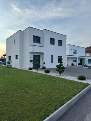 Neuwertiges Wohnhaus in ruhiger Lage