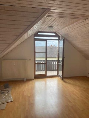 Gepflegte 1-Raum-DG-Wohnung mit Balkon und EBK in Neustadt an der Donau
