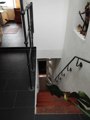 Ruhige teilmöblierte Altbauwohnung