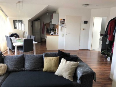 Schöne Wohnung mit Balkon, Neue Einbauküche & Stellplatz