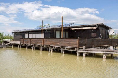 Große Flachdach-Seehütte in Toplage am offenen See