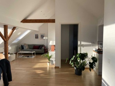 Penthouse mit Balkon und Einbauküche. Einzug: sofort.