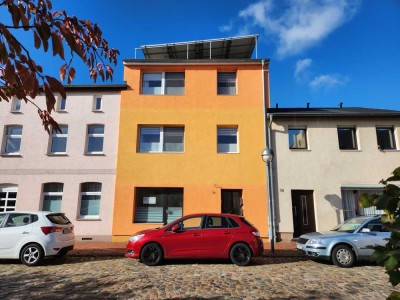 Großzügiges Stadthaus mit Nebengebäude in zentraler Lage