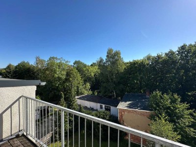 Helle Dachgeschosswohnung in Chemnitz mit Balkon und Gartenblick