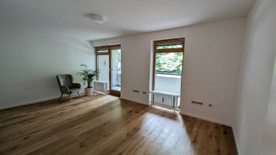 Erstbezug nach Sanierung mit Balkon und Einbauküche: Stilvolle 3-Raum-Hochparterre-Wohnung