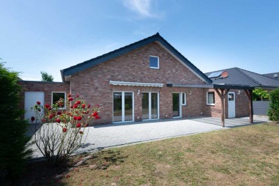 Zeitlos und funktional. 
Freistehender Bungalow mit 128 qm Wohnfläche auf einer Ebene.