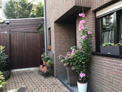 Günstiges 5-Zimmer-Reihenendhaus mit gehobener Innenausstattung und EBK in Kaarst