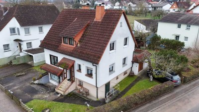 Großes Einfamilienhaus mit Garten, Stellplatz und Garage