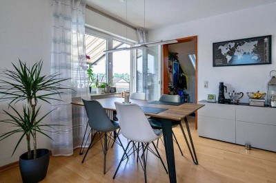 Lichtdurchflutete Dachgeschosswohnung mit West-Balkon in Dreifamilienhaus