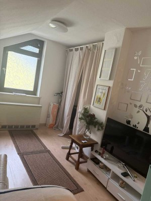 Kapitalanlage. Helle Dachgeschosswohnung mit Keller in  ruhiger Lage von Walldorf –sls Büro nutzbar