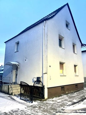 Freistehende Familienhaus mit 3 Wohneinheiten und Nebengebäude,