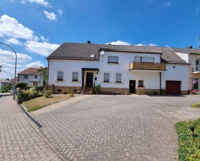 +++ Großzügiges Ein- bis Zweifamilienhaus mit sonnigem Garten, Garage und Nebengebäude in bevorzu...