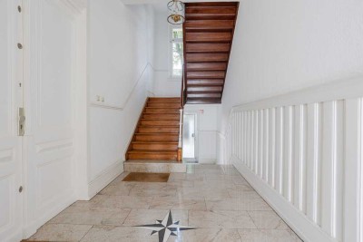 Top sanierte Erdgeschosswohnung im Stilaltbau mit Balkon und Innenhof