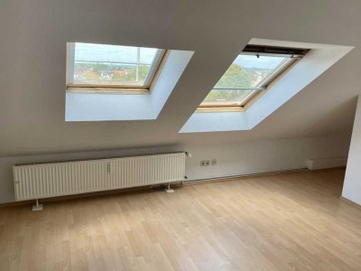Helle Dachgeschosswohnung mit guter Anbindung