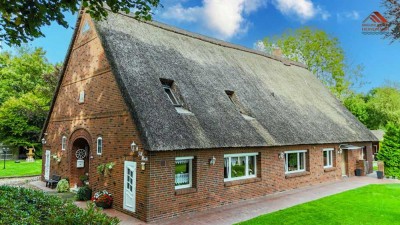 Großes Reetdach-Zweifamilienhaus auf ca. 3400m² in Sievern
