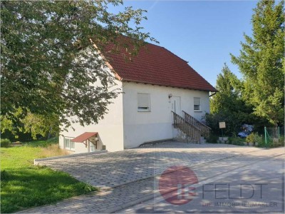 Last-Minute-Gelegeheit: Großes Wohnhaus mit Einliegerwohnung + 2 Garagen in gepflegtem Wohnquartier!