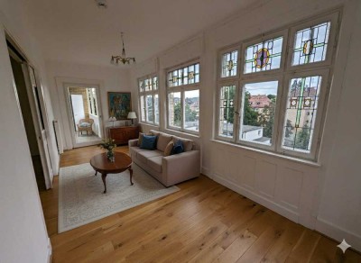 Repräsentatives Altbau-Juwel
Balkon und charmanten Wintergarten