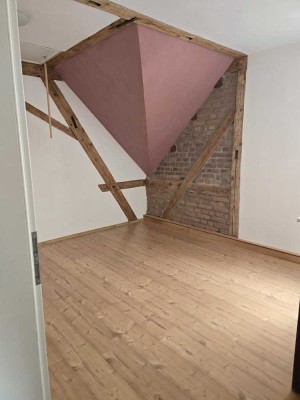 Helle, frisch renovierte 4-Zimmer Dachgeschosswohnung mit Balkon in Lauf