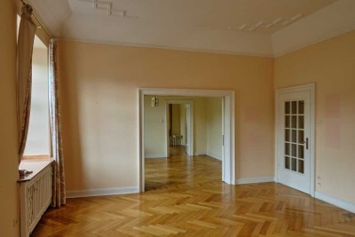 Großzügige 7-Zimmer Wohnung in Düsseldorf-Golzheim