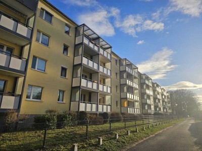 Provisionsfrei - Erstbezug nach Sanierung:
Klug geschnittene Wohnung mit Balkon und Weitblick